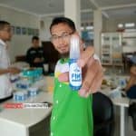 Ustadz Ismail Pegang Handsainitaizer